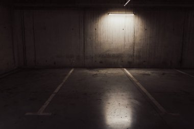 Boş yer altı garajı. Boş park yeri ve loş ışık
