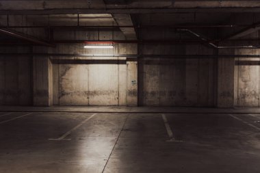 Boş yer altı garajı. Boş park yeri ve loş ışık
