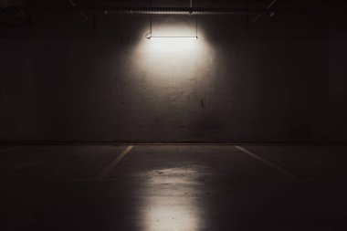 Boş yer altı garajı. Boş park yeri ve loş ışık