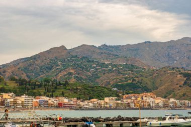 İtalya 'nın körfez ve sahil tarafındaki Taormina kıyı kasabasının panoramik manzarası