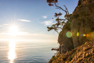 İtalya 'da Cinque Terre ve Amalfi Sahili' nin güzel kayalıkları denizden izleniyor.