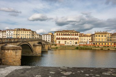 Ünlü tarihi Ponte Vecchio köprüsü ve Floransa 'daki Arno nehri boyunca inşa edilen eski binalar