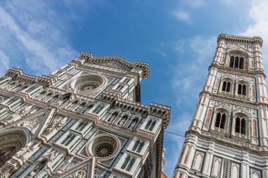Floransa 'da Duomo Campanile ve Baptistery ile birlikte katedral kompleksinin tarihi cephesi