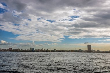 Okyanus manzaralı Havana şehri. Havana, Küba 'daki ünlü Malecon.