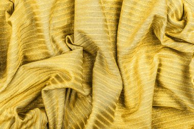 Altın çizgili ve buruşuk kumaş, soyut arka plan. Renk 2021