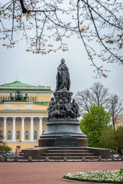 Monument van keizerin Catharina de grote in Sint-Petersburg — Stockfoto