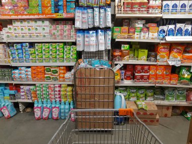 Delhi, Hindistan - Ekim 05, 2020: Süpermarket rafında ürün gösterimi