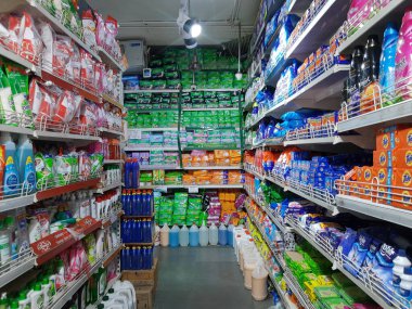 Delhi, Hindistan - Ekim 05, 2020: Süpermarket rafında ürün gösterimi