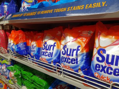 Delhi, Hindistan - Ekim 05, 2020: Süpermarket vitrinlerinde sörf koleksiyonu. Yan görünümü kapat.