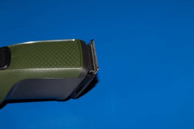 Mavi arka planda saç kesicisi var. Sakal ve saç makası..