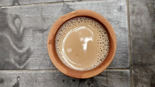 Kuzey Hindistan 'dan bir kulhar ya da kulhad fincanı (geleneksel sapsız kil bardak) sıcak Hint çayıyla doludur.