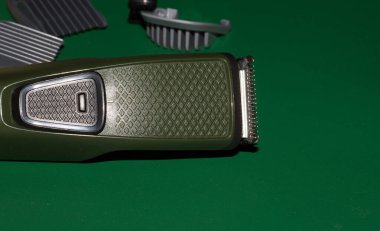 Sarı arka planda izole edilmiş saç kesicisi. Sakal ve saç makası..