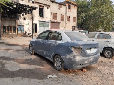 Delhi, Hindistan - 28 Ekim 2020, Hasarlı araba, Kapılarda derin hasar