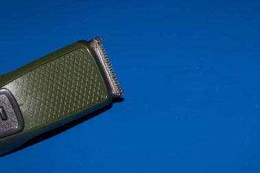 Mavi arka planda saç kesicisi var. Sakal ve saç makası..