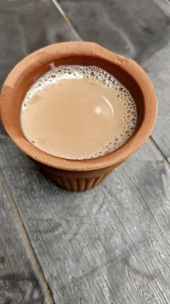 印度北部的一种Kulhar或Kulhad杯 传统的无柄黏土杯 盛满了热的印度茶 — 图库照片
