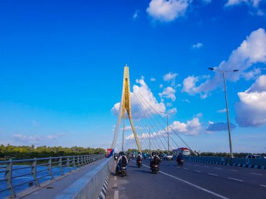 İmza Köprüsü, Wazirabad bölgesindeki Yamuna Nehri boyunca uzanan ve Wazirabad 'ı Doğu Delhi' ye bağlayan kantilever kablolu bir köprüdür..