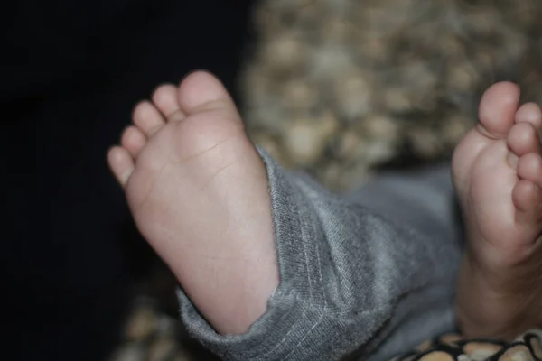 Bonito Recém Nascido Bebê Pés Closeup Cama — Fotografia de Stock