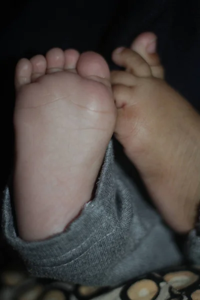 Bonito Recém Nascido Bebê Pés Closeup Cama — Fotografia de Stock