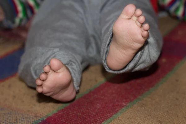 Bonito Recém Nascido Bebê Pés Closeup Cama — Fotografia de Stock