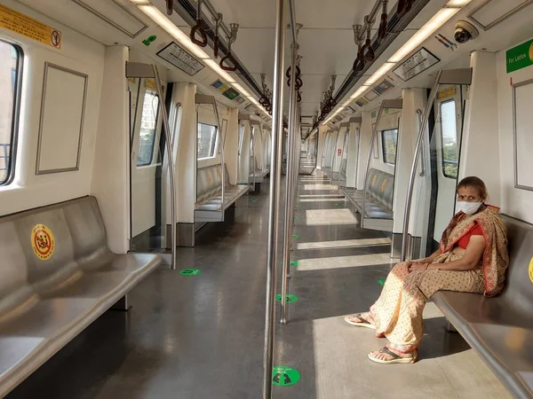 Delhi India Czerwca 2020 Pasażerowie Noszą Maski Podczas Podróży Metrem — Zdjęcie stockowe