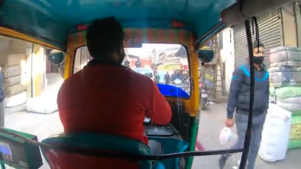 Otomobil Rickshaw Tuk Tuk Içinde Chandni Chowk Caddesi Nde Trafik — Stok video