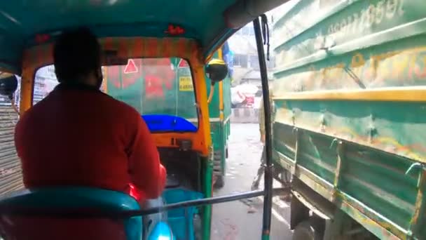 Dentro Auto Rickshaw Tuk Tuk Girato Dal Sedile Posteriore Che — Video Stock