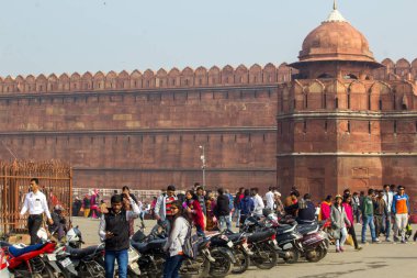 Delhi, Hindistan - Haziran 05, 2021: Kızıl Kale 'de Turist Yürüyüşü (Lal Qila) Delhi - Dünya Mirası Bölgesi. Delhi, Hindistan