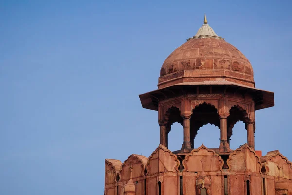 印度旅游背景 德里红堡 世界遗产 红堡的内景 古老的红石塔在城堡的领地 — 图库照片