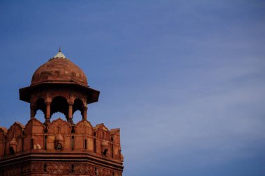 Hindistan turizm geçmişi - Kırmızı Kale (Lal Qila) Delhi - Dünya Mirası Bölgesi. Kızıl Kale 'nin içi, kaledeki antik kırmızı taş kulesi Dom.