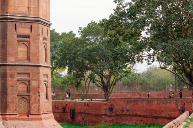 Delhi, Hindistan - Haziran 05, 2021: Kızıl Kale 'de Turist Yürüyüşü (Lal Qila) Delhi - Dünya Mirası Bölgesi. Delhi, Hindistan
