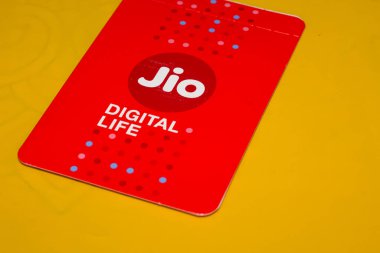 Delhi, Hindistan - Haziran 05, 2020: Her JioFi ile Jio SIM kartları veya Sarı Arkaplan için 4G Smartphone
