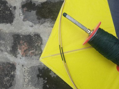 Uçurtma savaşlarında kullanılan Hint uçurtmaları ve makaraları. Bunlar geleneksel olarak Makar Sankranti ya da Bağımsızlık Günü 'nde kullanılır.