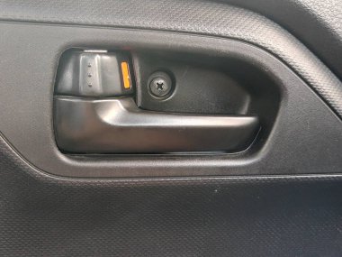 Eski gri araba açacağının içinde ve kapı kolunun kilidini aç