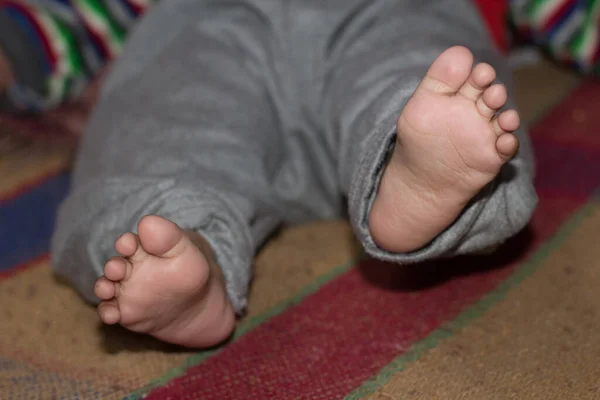 Bonito Recém Nascido Bebê Pés Closeup Cama — Fotografia de Stock