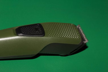 Sarı arka planda izole edilmiş saç kesicisi. Sakal ve saç makası..