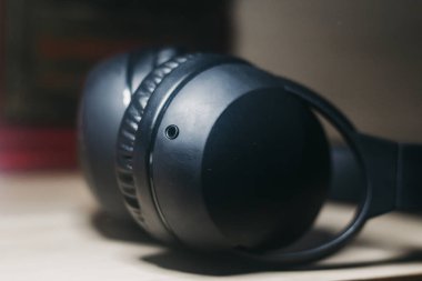 Siyah kulaklıklar Bulanık arka planda modern müzik konsepti.