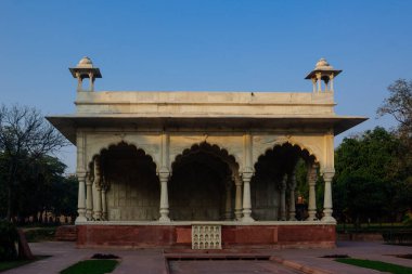 Hira Mahal, Delhi 'deki Kızıl Kale' de bir pavyondur. Moti Mescidi 'nin kuzeyindeki kalenin doğu duvarında yer almaktadır..