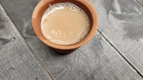 インド北部の伝統的なハンドル クラッド カップ KulharまたはKulhad Cup に熱いインド茶が詰められている — ストック写真