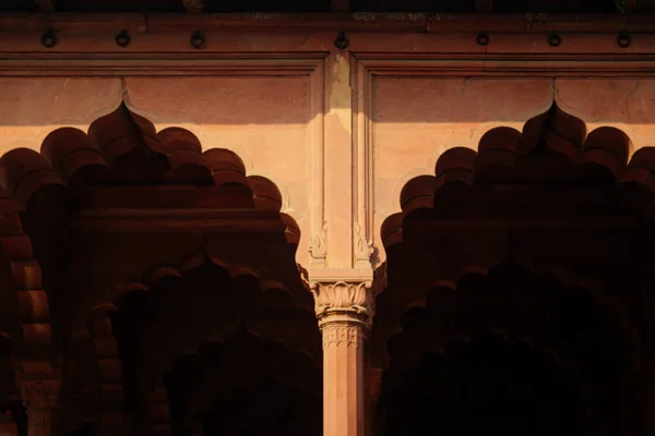 德里红堡城墙 Lal Qila 世界遗产 红堡的内景 古老的红石塔在城堡的领地 — 图库照片