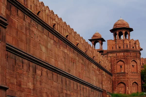 インド旅行の背景 レッド砦 Lal Qila デリー 世界遺産 赤砦の景色の中 要塞の赤い石の古代の塔ドーム — ストック写真