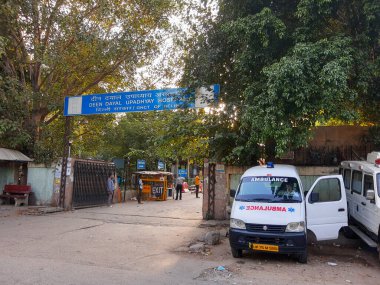 Delhi, Hindistan - 5 Nisan 2021 - Hari Nagar yakınlarındaki Deen Dayal Upadhyay Hastanesi