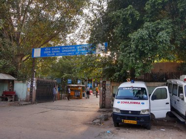 Delhi, Hindistan - 5 Nisan 2021 - Hari Nagar yakınlarındaki Deen Dayal Upadhyay Hastanesi