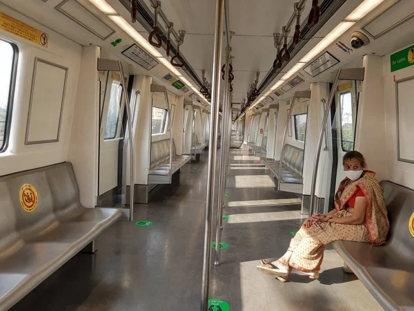 Delhi Indie Kwietnia 2021 Pasażerowie Noszą Maski Podczas Podróży Metrem — Zdjęcie stockowe