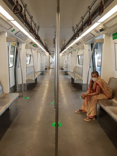 Delhi Indie Kwietnia 2021 Pasażerowie Noszą Maski Podczas Podróży Metrem — Zdjęcie stockowe
