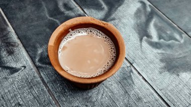 Kuzey Hindistan 'dan bir kulhar ya da kulhad fincanı (geleneksel sapsız kil bardak) sıcak Hint çayıyla doludur.