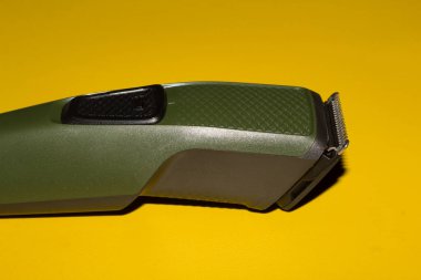 Sarı arka planda izole edilmiş saç kesicisi. Sakal ve saç makası..