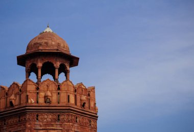 Hindistan turizm geçmişi - Kırmızı Kale (Lal Qila) Delhi - Dünya Mirası Bölgesi. Kızıl Kale 'nin içi, kaledeki antik kırmızı taş kulesi Dom.