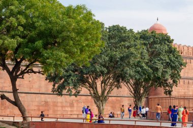 Kırmızı Kale 'de turist yürüyüşü (Lal Qila) Delhi - Dünya Mirası Bölgesi. Delhi, Hindistan