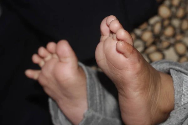 Bonito Recém Nascido Bebê Pés Closeup Cama — Fotografia de Stock