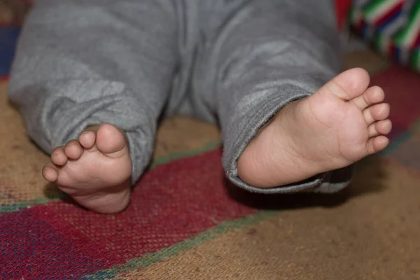 Bonito Recém Nascido Bebê Pés Closeup Cama — Fotografia de Stock